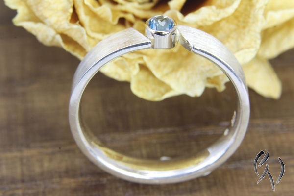 Ring Nalina, Silber 925/- mit eisblauem Topas