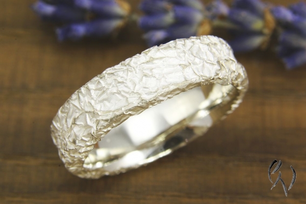 Zerknitterter Ring aus Silber