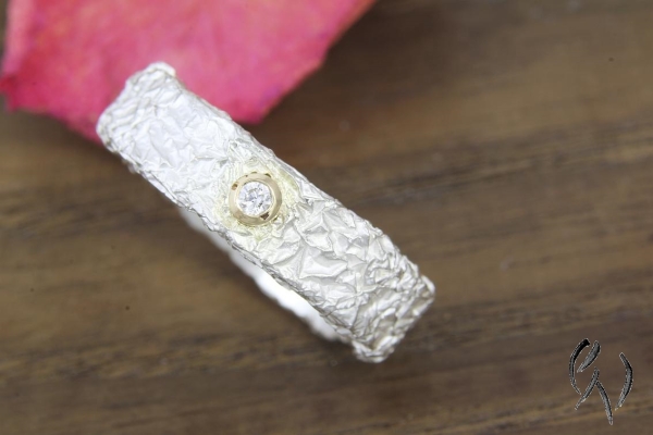 Ring aus Silber 925/- mit Brillant 0,03 ct, Zerknittert, 6 mm, eckig