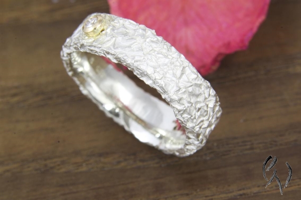 Ring aus Silber 925/- mit Brillant 0,03 ct, Zerknittert, 6 mm, eckig