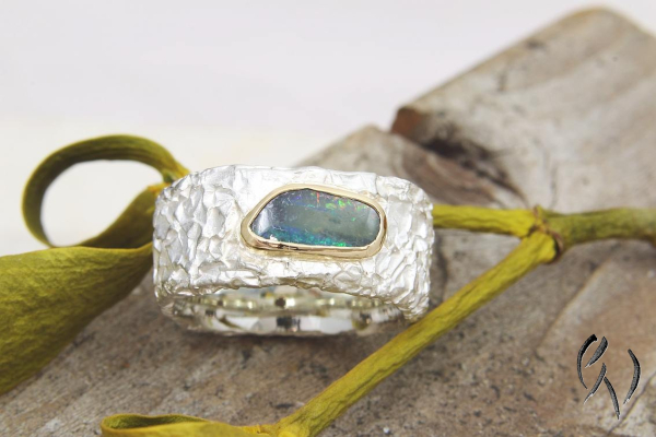 Breiter Knitterring aus Silber mit einem Opal