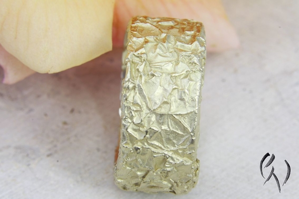 Breiter Ring aus vergoldetem Silber 925/-, Zerknittert, 10 mm, flach