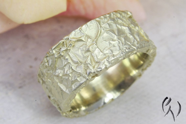Breiter zerknitterter Ring aus vergoldetem Silber
