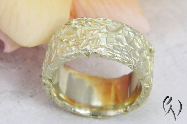 Breiter Ring aus vergoldetem Silber 925/-, Zerknittert, 10 mm, flach