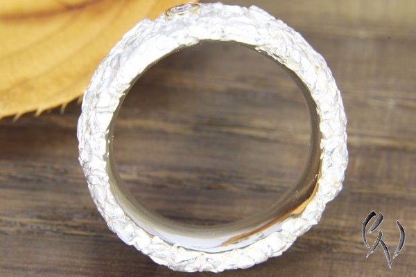 Breiter Ring aus Silber mit Brillant 0,03 ct, Zerknittert, 8 mm oval