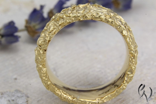 Breiter Ring aus vergoldetem Silber 925/-, Zerknittert, 8 mm, oval