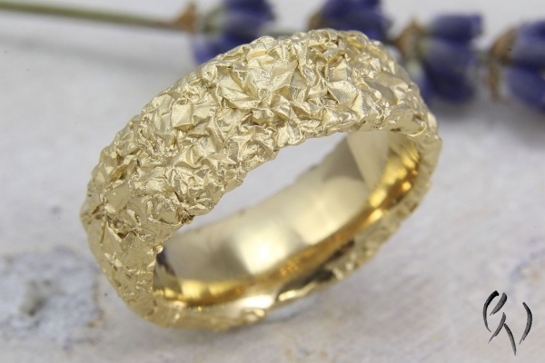 Breiter Ring aus vergoldetem Silber 925/-, Zerknittert, 8 mm, oval