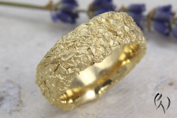 Breiter zerknitterter Ring aus vergoldetem Silber