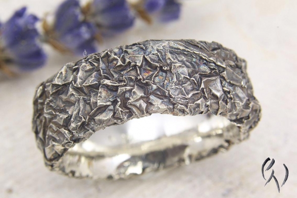 Breiter Ring aus geschwärztem Silber 925/-, Zerknittert, 8 mm, oval