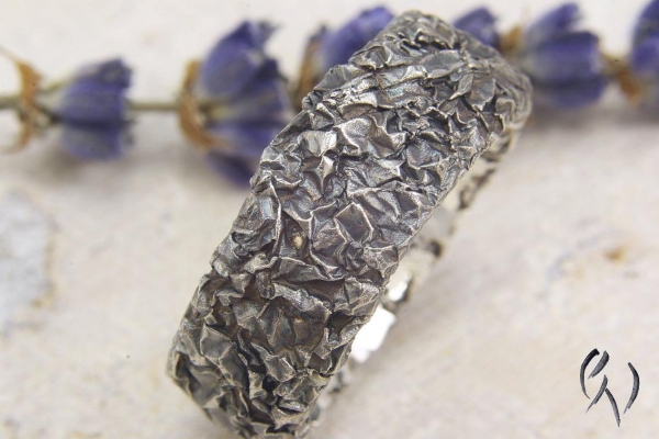 Breiter Ring aus geschwärztem Silber 925/-, Zerknittert, 8 mm, oval