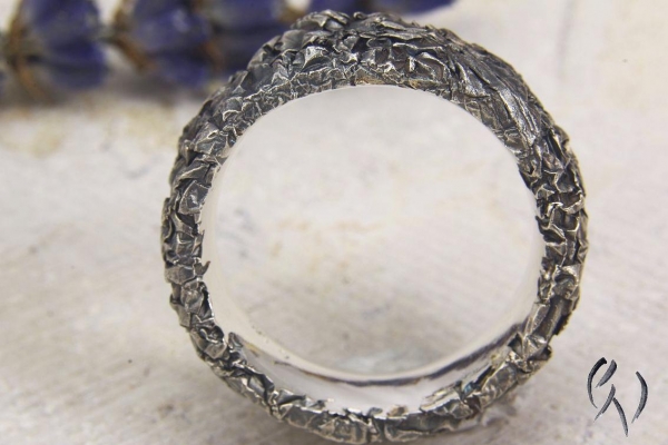 Breiter Ring aus geschwärztem Silber 925/-, Zerknittert, 8 mm, oval
