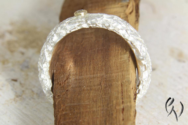 Ring aus Silber 925/- mit Brillant 0,02 ct, Zerknittert, 6 mm, oval