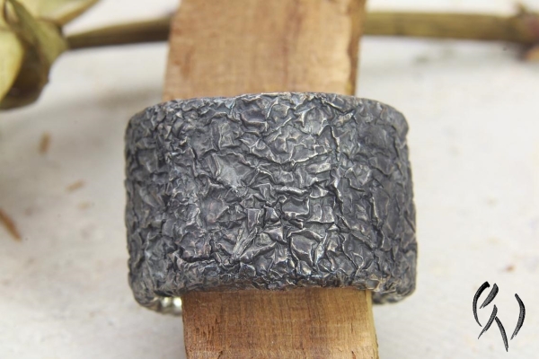Extrabreiter Ring aus geschwärztem Silber 925/-, Zerknittert, 14-15 mm, flach