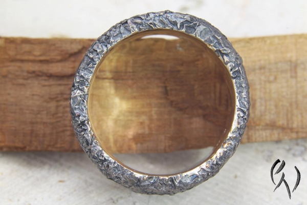 Extrabreiter Ring aus geschwärztem Silber 925/-, Zerknittert, 14-15 mm, flach