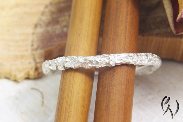 Schmaler Ring aus Silber, Zerknittert