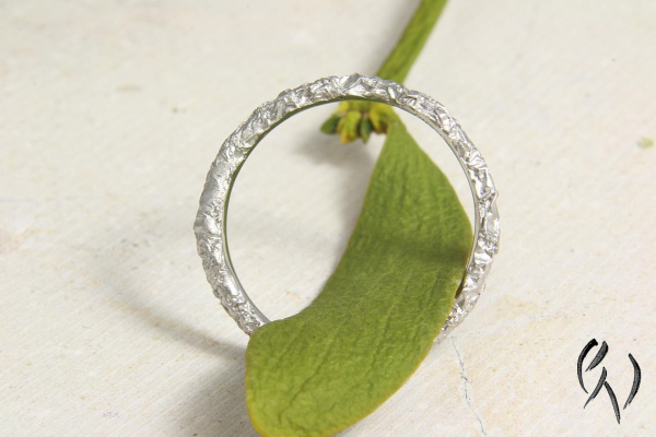 Schmaler Ring aus Platin 950/- Zerknittert, 2 mm