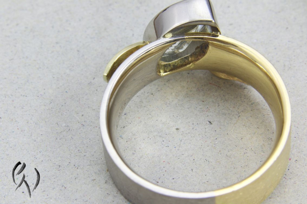 Ring Jenara, Gelb- und Weißgold 750/- mit grauem Turmalin