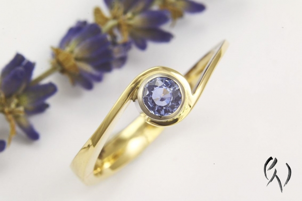 Ring Laini, Gold 750/- mit hellblauem Saphir