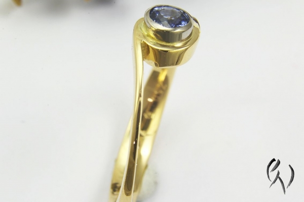 Ring Laini, Gold 750/- mit hellblauem Saphir