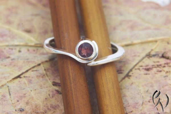 Feiner Ring aus Silber mit pinkfarbenem Turmalin