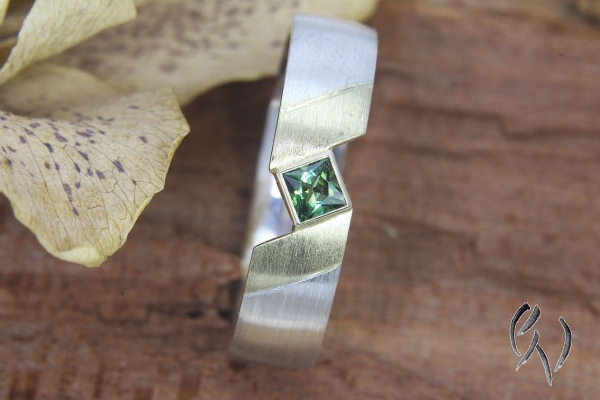 Ring Sadia, Silber 925/- mit grünem Turmalin und goldenen Streifen