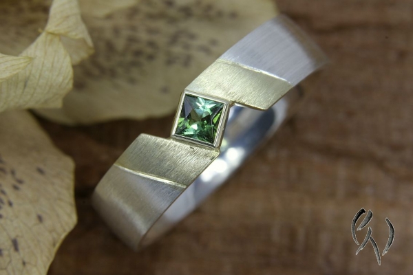 Ring Sadia, Silber 925/- mit grünem Turmalin und goldenen Streifen