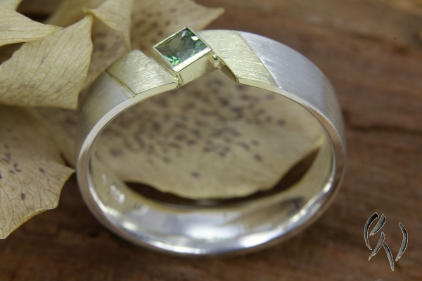 Ring Sadia, Silber 925/- mit grünem Turmalin und goldenen Streifen