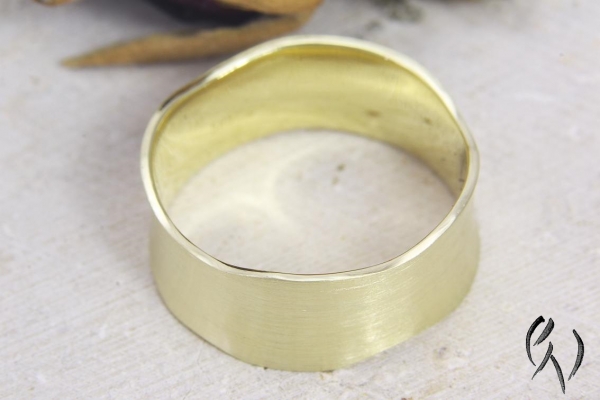 Breiter Ring Nalu, Gold 585/- strichmatt