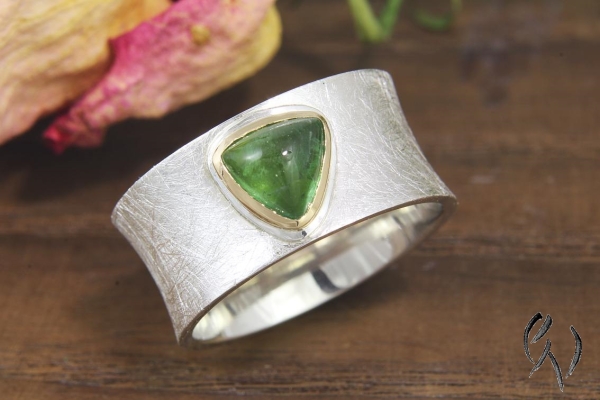 Breiter, konkaver Silberring mit grünem Turmalin