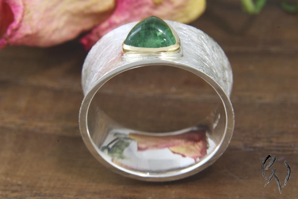 Ring Raeka, Silber 925/-  mit dreieckigem , grünem Turmalin-Cabouchon