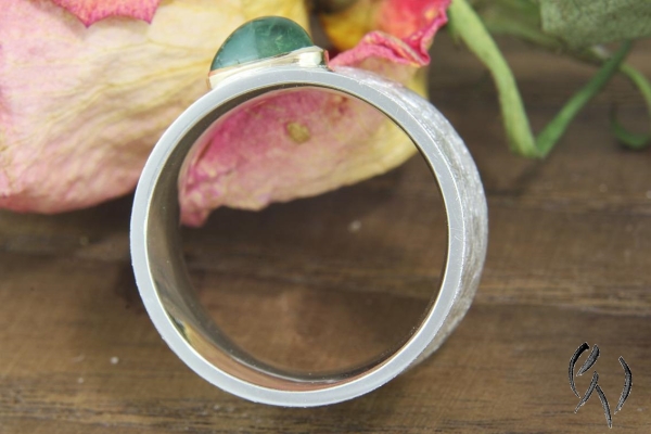 Ring Raeka, Silber 925/-  mit dreieckigem , grünem Turmalin-Cabouchon