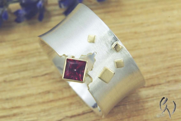 Konkaver Ring mit rotem Topas