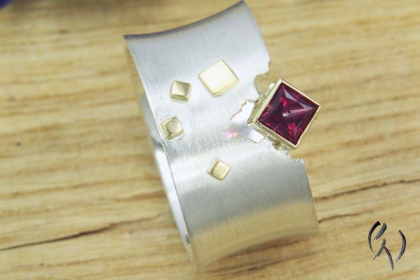 Ring Raeka, Silber 925/- mit rotem Topas und Goldverzierungen