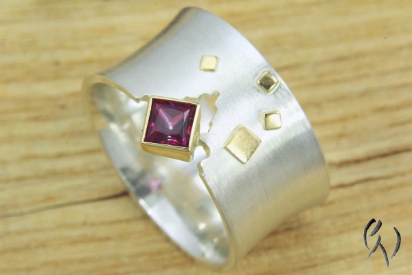 Ring Raeka, Silber 925/- mit rotem Topas und Goldverzierungen
