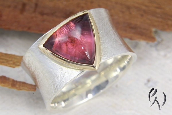Breiter, konkaver Silberring mit pinkfarbenem Turmalin