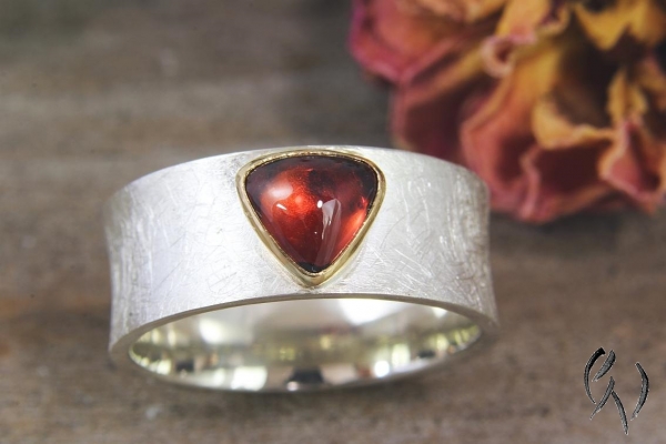 Ring Raeka, Silber 925/-  mit dreieckigem Granat-Cabouchon