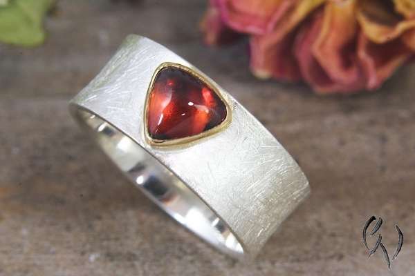 Ring Raeka, Silber 925/-  mit dreieckigem Granat-Cabouchon