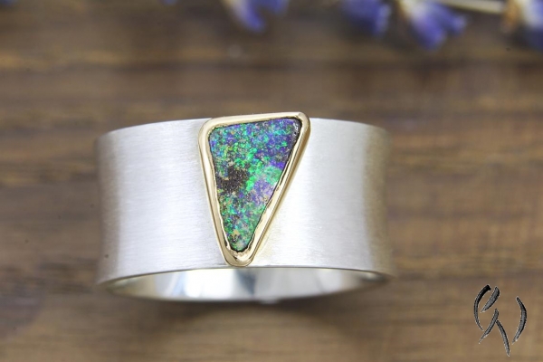 Konkaver Ring mit rotem Topas