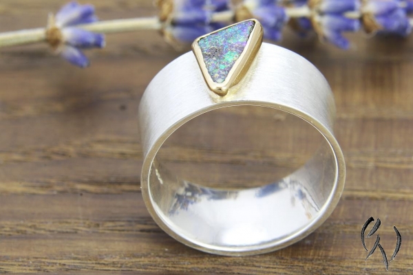 Ring Raeka, Silber 925/- mit dreieckigem Boulderopal in Gold 750/- gefasst