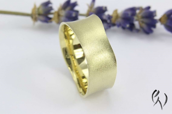 Breiter Ring Nalu, Gold 585/- mattgeschlagen