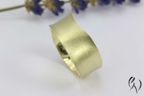 Breiter Ring Nalu, Gold 585/- mattgeschlagen