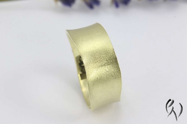 Breiter Ring Nalu, Gold 585/- mattgeschlagen