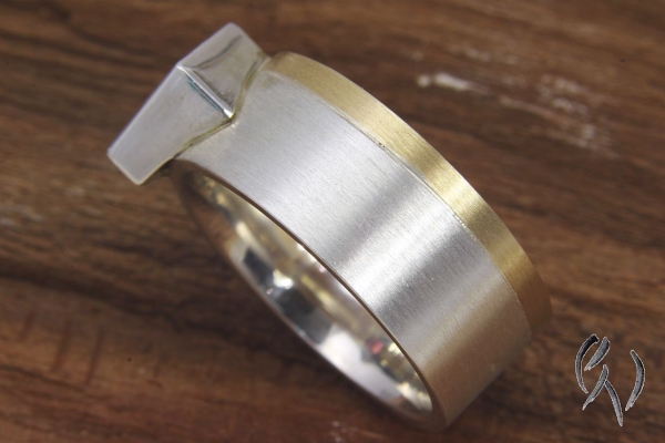 Ring Zahabou, Silber 925/- und Gold 750/- mit pflaumenfarbenem Turmalin