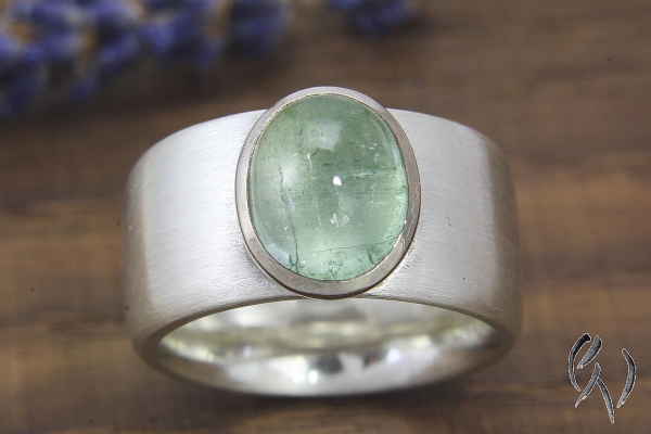 Breiter Ring aus Silber mit blaugrünem Trurmalin