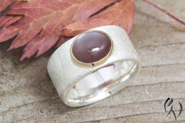 Breiter Ring aus Silber mit graubraunem Mondstein
