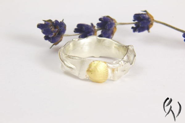 Schöner Ring aus Silber mit unregelmäßiger Oberfläche